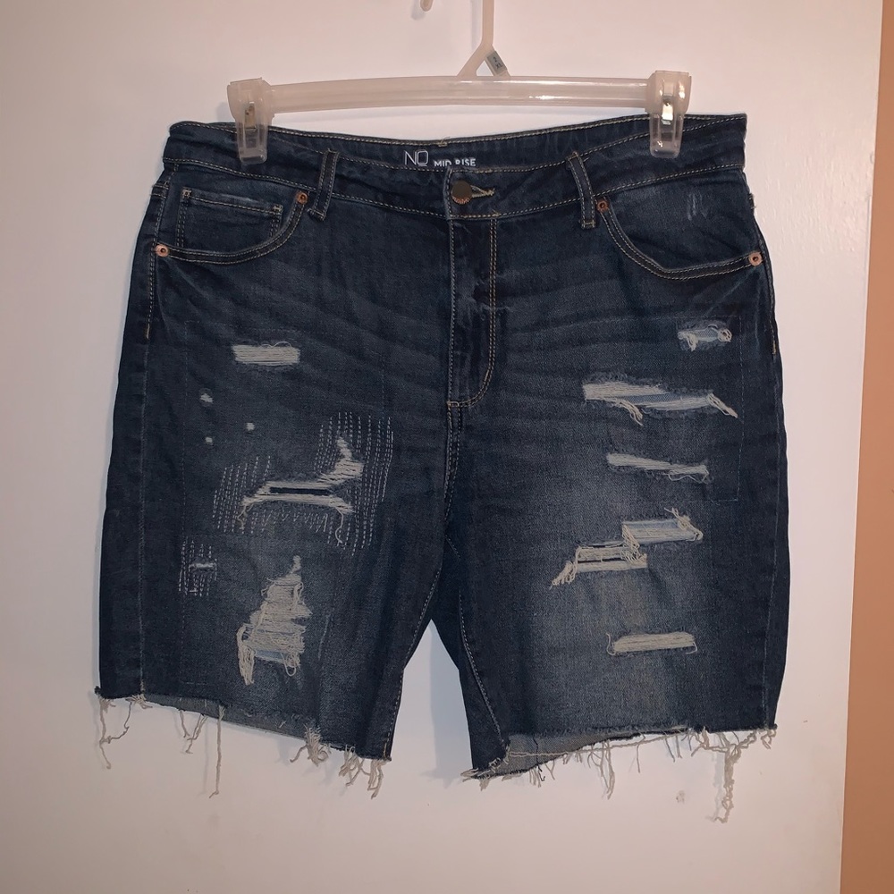 NO BOUNDARIES mid rise jean shorts